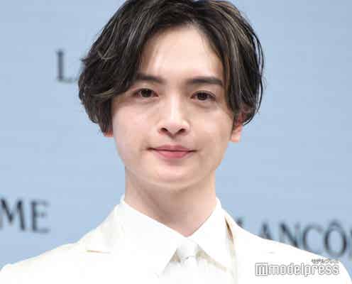 キスマイ玉森裕太、透明感溢れる肌の秘訣語る オールホワイトで爽やかに登場