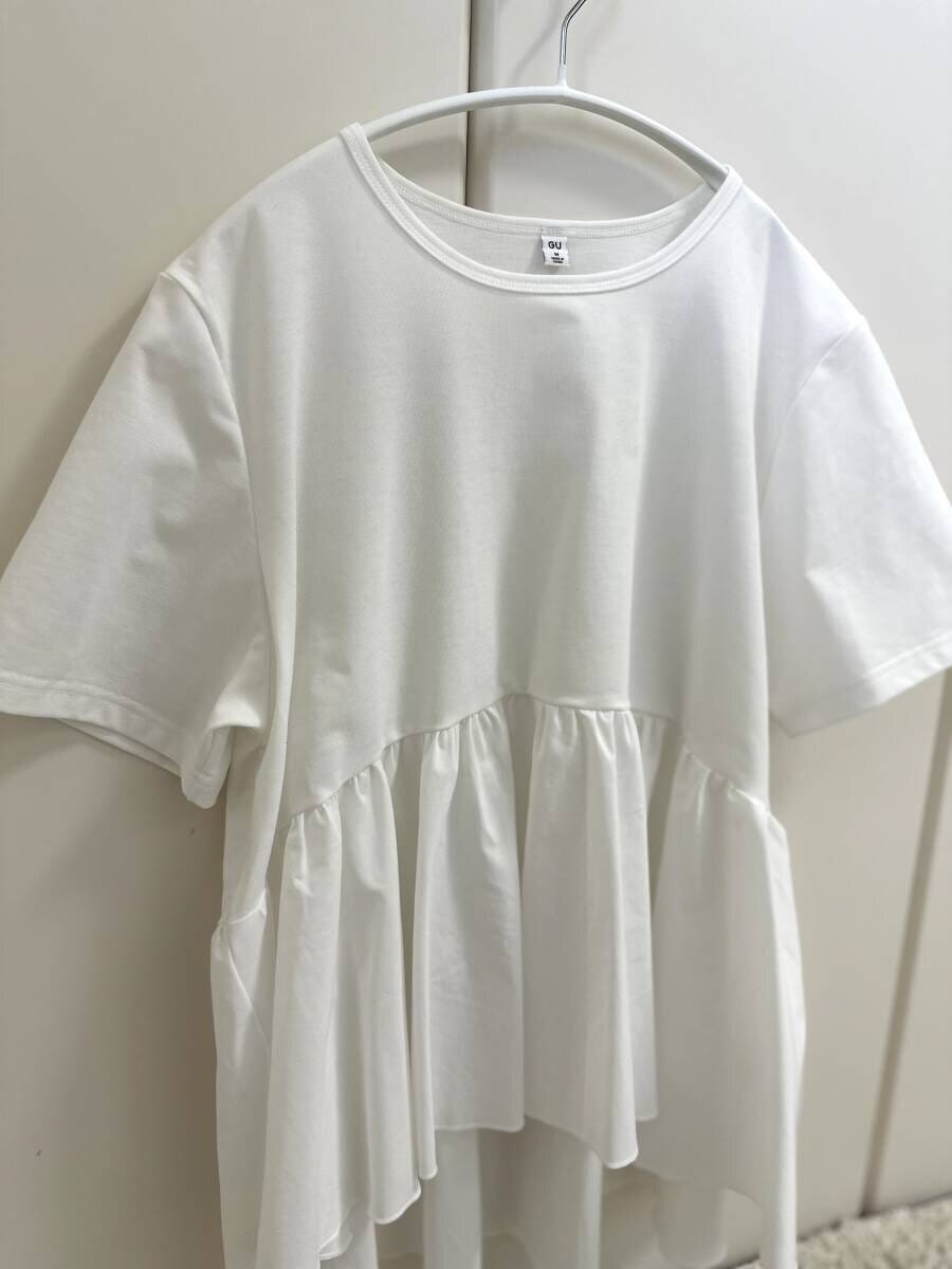 白いハンガーにかかったGU布帛コンビネーションTシャツ