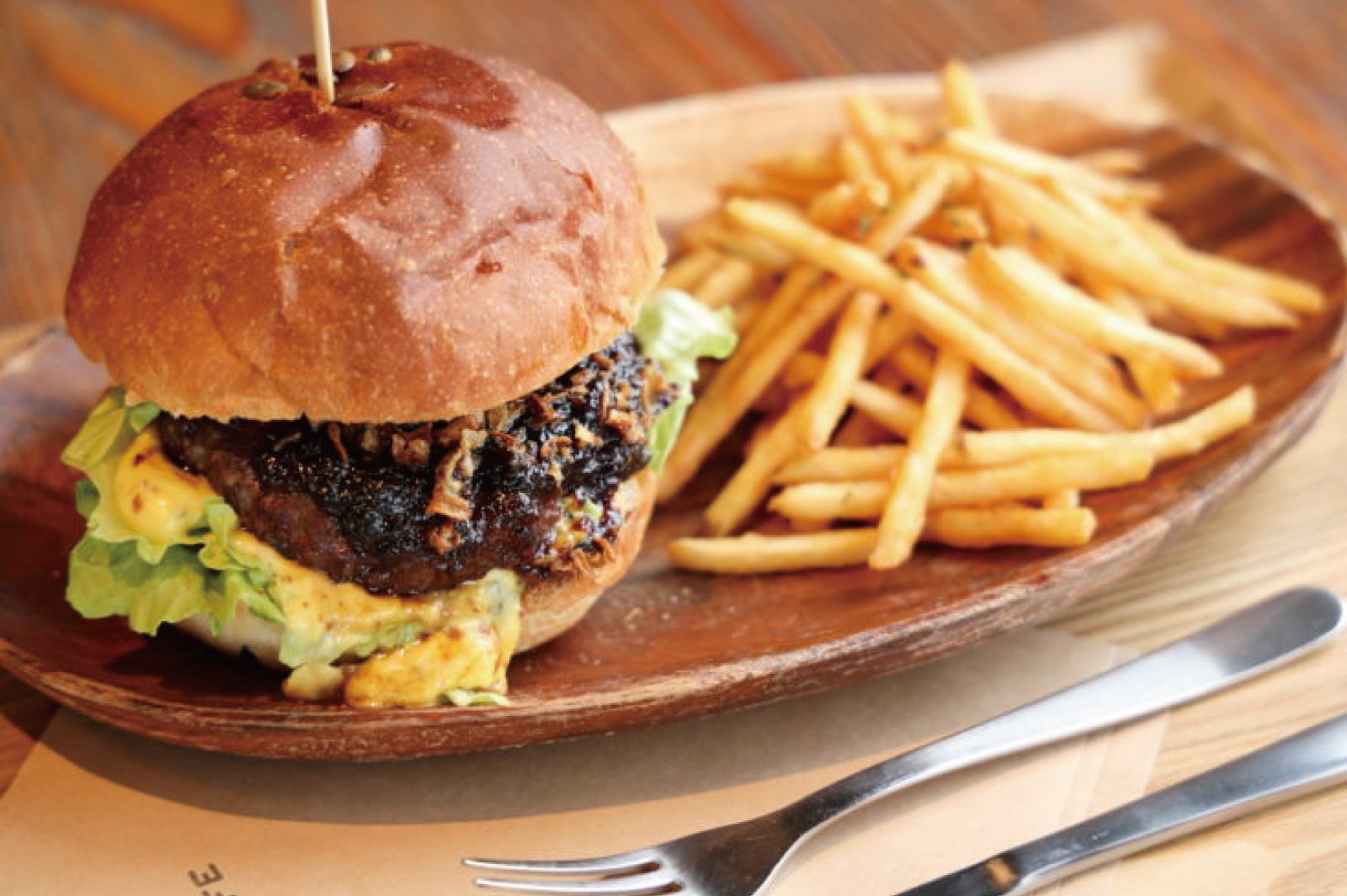 イノシシ肉を使用したハンバーガーは、ジビエ料理が苦手な人でも食べられるほど絶品！(提供画像)