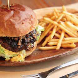 イノシシ肉を使用したハンバーガーは、ジビエ料理が苦手な人でも食べられるほど絶品！(提供画像)