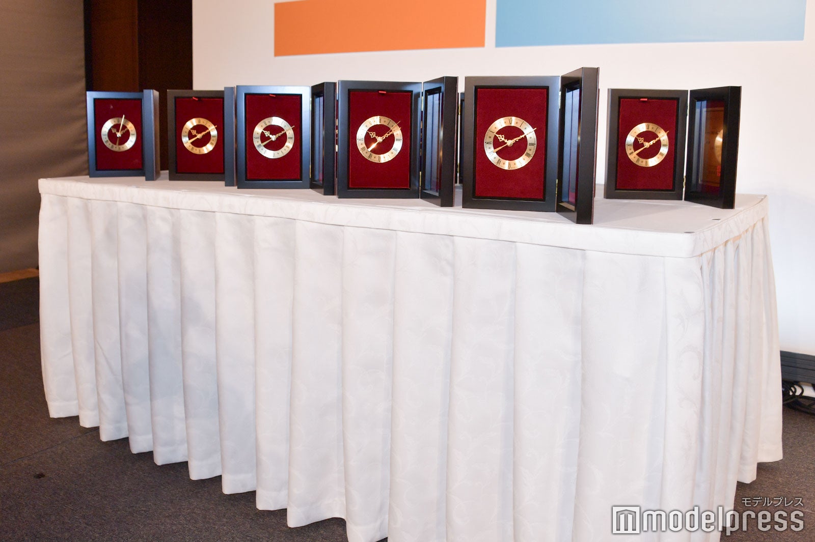 「2023ユーキャン新語・流行語大賞」トップテンに贈られる表彰盾（C）モデルプレス