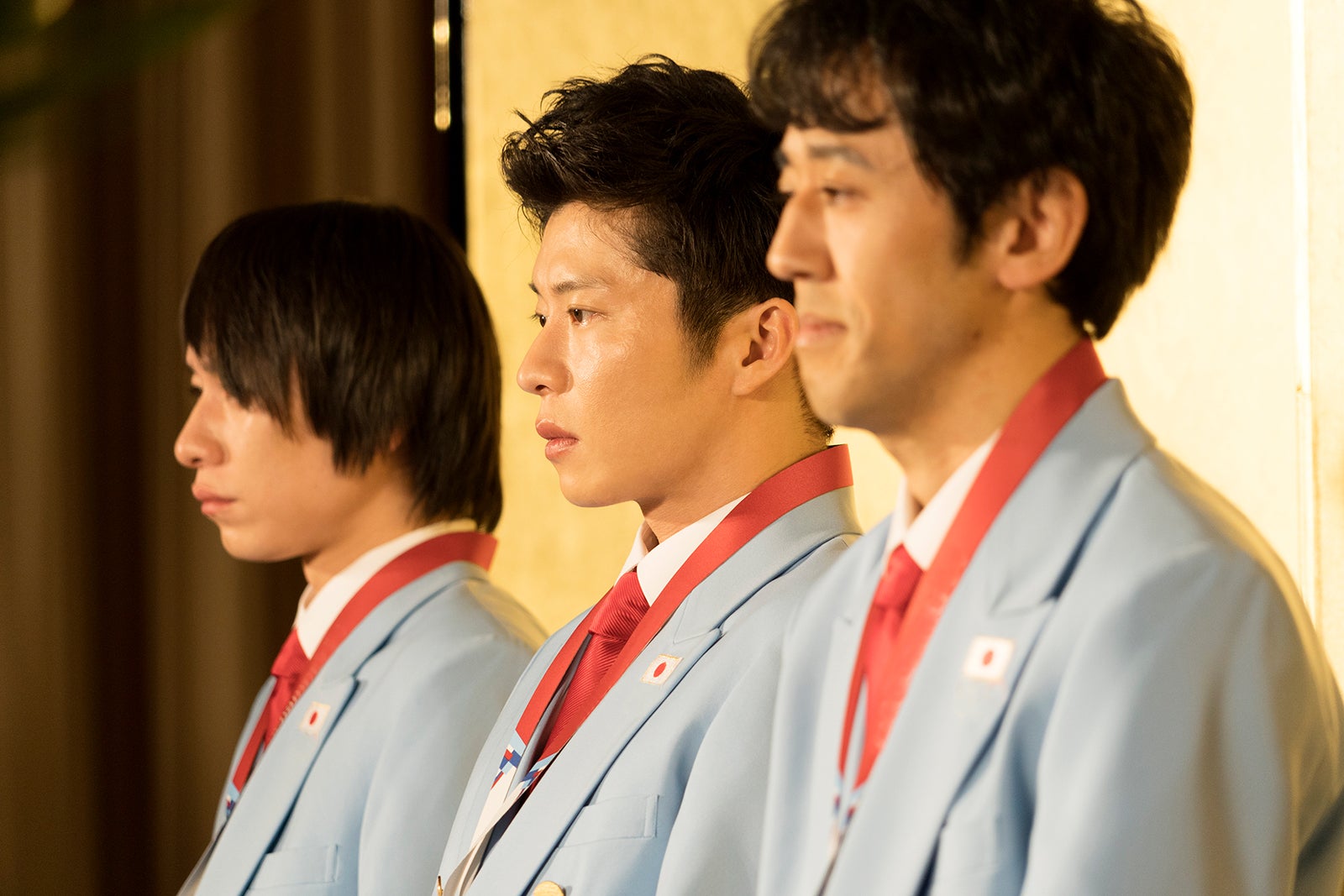 （真ん中）田中圭／映画「ヒノマルソウル～舞台裏の英雄たち～」場面写真 （C）2021映画「ヒノマルソウル」製作委員会