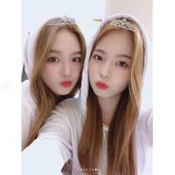モデルプレス - NiziUリオ&アヤカ“似ているという噂”2ショットが話題「双子みたい」「女神が2人」メンバーの制服写真も