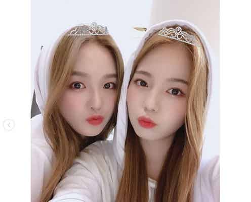 NiziUリオ&アヤカ“似ているという噂”2ショットが話題「双子みたい」「女神が2人」メンバーの制服写真も