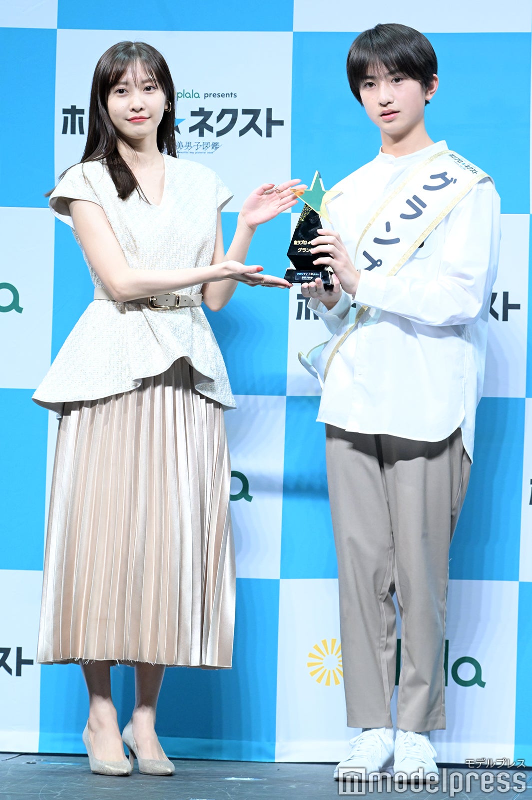 佐野ひなこ、石原颯也くん（C）モデルプレス