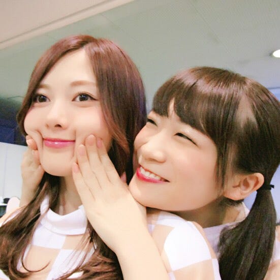 白石麻衣にじゃれつく秋元真夏(撮影:若月佑美/提供写真)