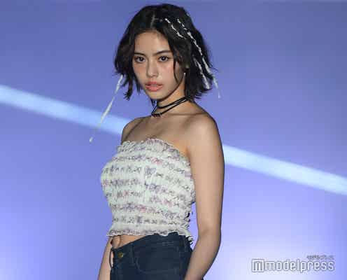 「新空港占拠」で話題・安斉星来、美背中&美デコルテ披露 クール×笑顔のギャップ見せ【TGC熊本2024】