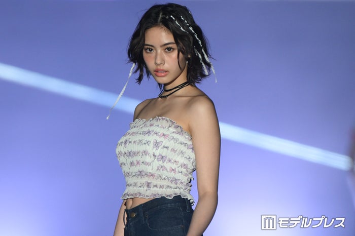 「新空港占拠」で話題・安斉星来、美背中＆美デコルテ披露 クール×笑顔のギャップ見せ【TGC熊本2024】