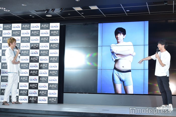 杉野が「ん~~……マタニティフォトみたい」とコメントしたパンサー向井のパンツ姿 (C)モデルプレス