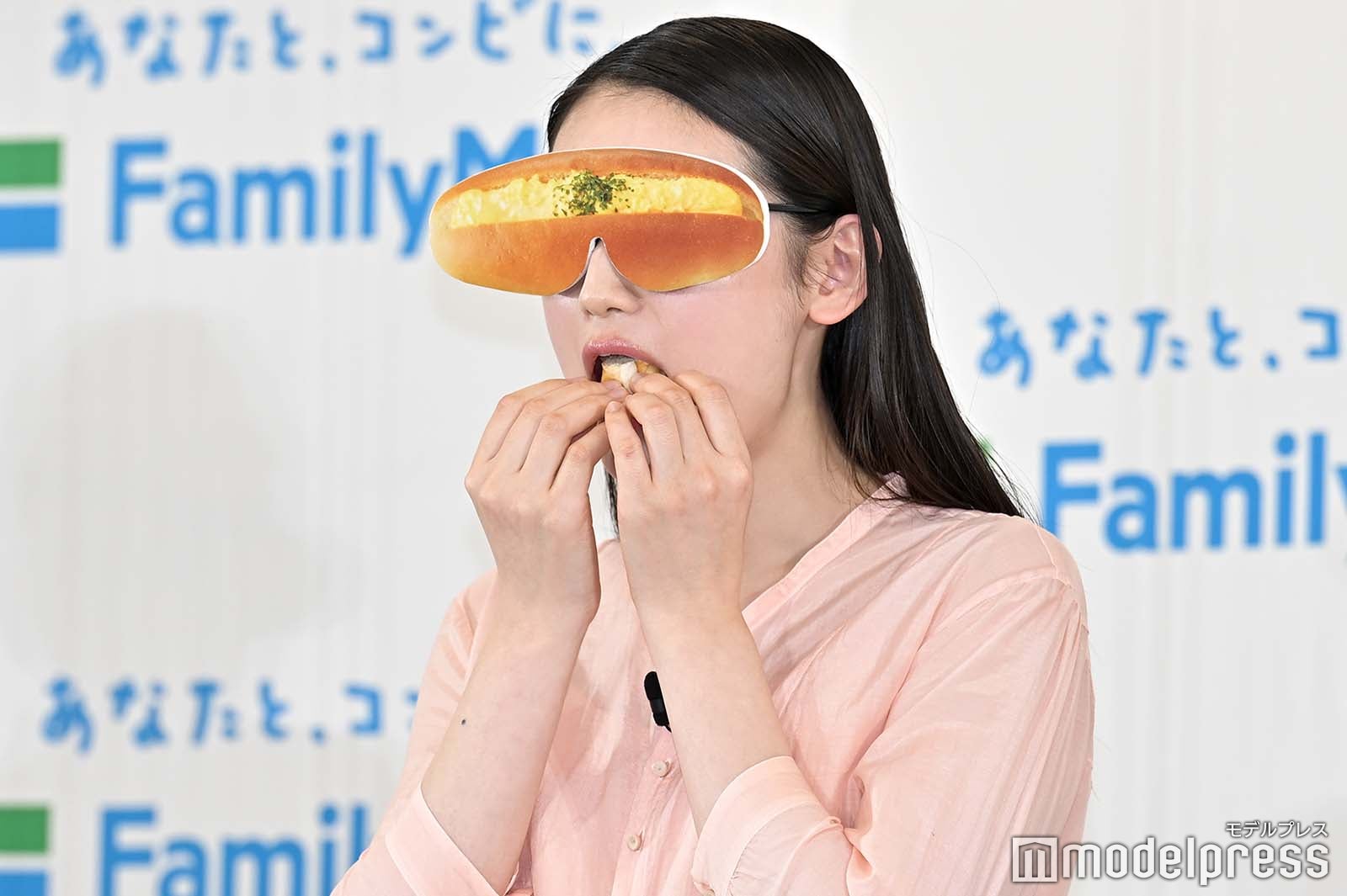 コッペパンのアイマスク着用で新商品を試食する八木莉可子 （C）モデルプレス