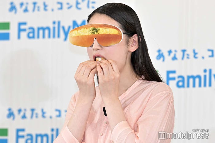 コッペパンのアイマスク着用で新商品を試食する八木莉可子 (C)モデルプレス