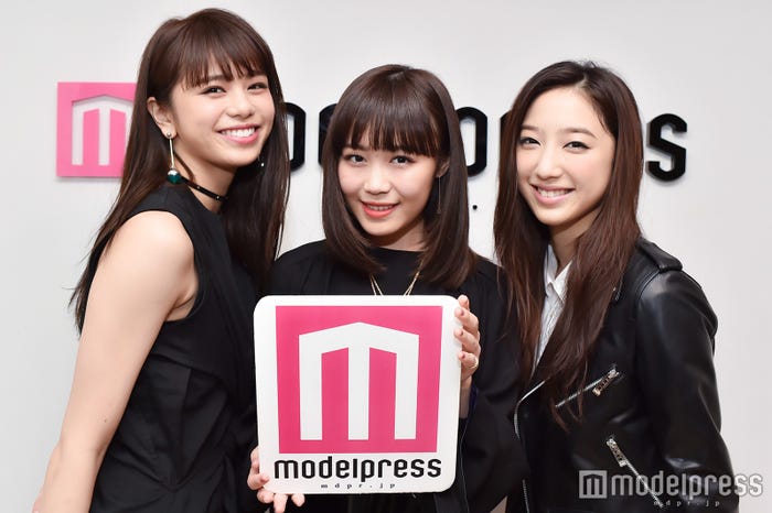 ツアーファイナルに向けたインタビューも実施!/Flowerの(左から)佐藤晴美、鷲尾伶菜、坂東希(C)モデルプレス