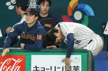 大谷翔平 八回大ピンチ切り抜けフェンスをバンバンバン！大興奮で松本を迎える「短期決戦はタフなゲームがある」→勝つことで「結束力が上がる」