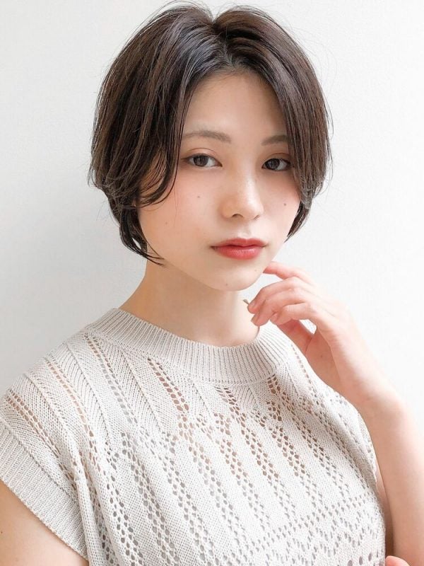 丸顔さんに似合うセンター分けショート15選 スタイリングしやすいヘアスタイル モデルプレス