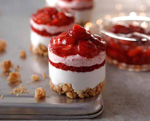 スタバ、ストロベリーの華やかケーキ&パングラタンがホリデーフードに仲間入り