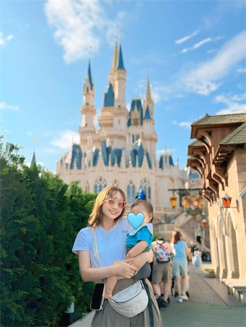 タレント・高田秋、1歳息子と“初ディズニー”へ 撮影は堀田茜「息子におもちゃまで買ってくれて」