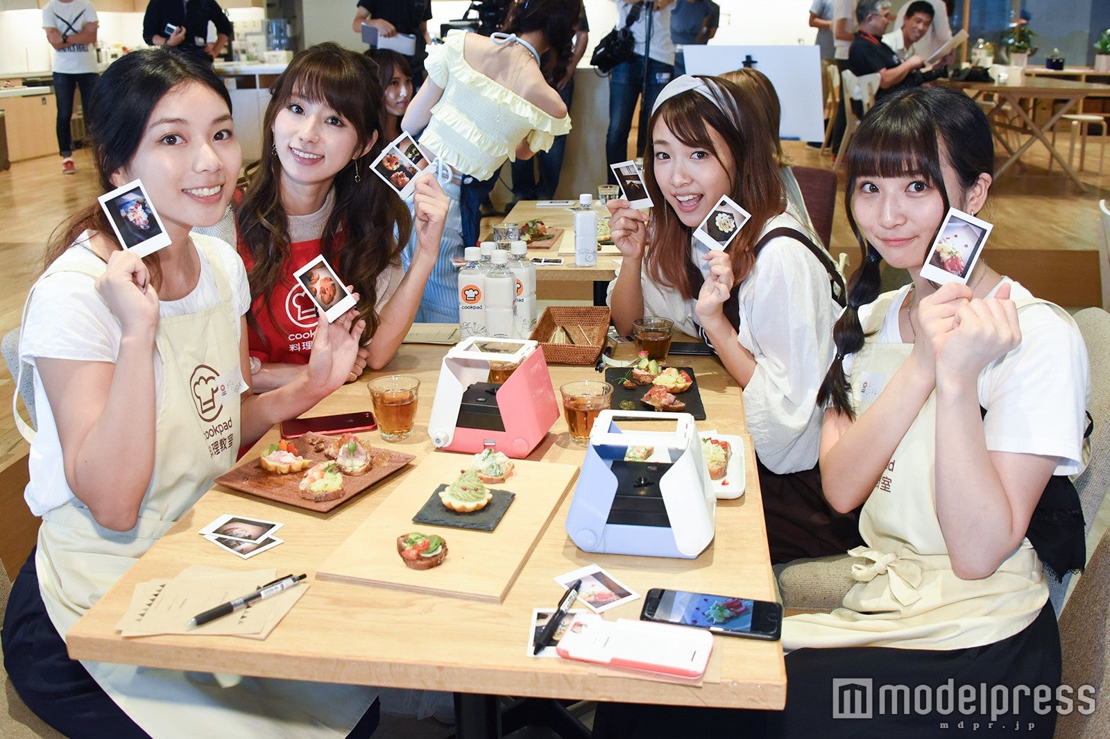 （左から）村上瑠美奈、まえだゆう、岡村明奈、小磯陽香（C）モデルプレス