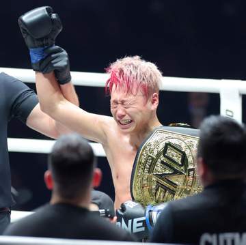 武尊が男泣き「うれしいしかない」引退試合で劇的5回KO勝ち！“ムエタイの伝説”ロッタンから計4度ダウン奪い圧巻リベンジ 妻・川口葵見守る中、完全燃焼