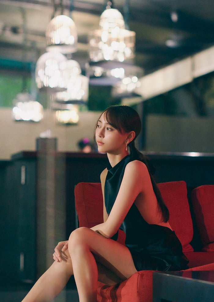 乃木坂46弓木奈於、美脚輝くドレス姿 1st写真集裏表紙解禁＆パネル展開催決定【天使だったのか】