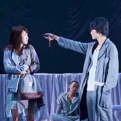 夏菜主演・舞台「ぬるい毒」のワンシーン/9/26まで、紀伊国屋ホールにて公開中