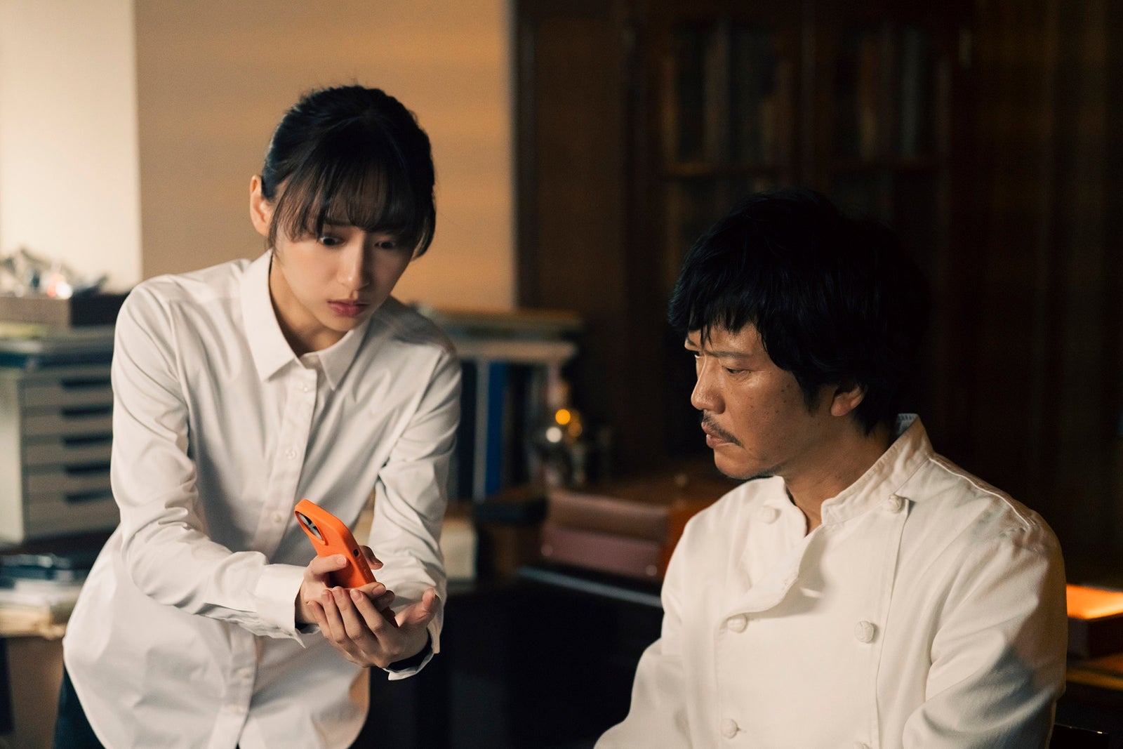 影山優佳、田辺誠一「ハコビヤ」第2話より（C）「ハコビヤ」製作委員会