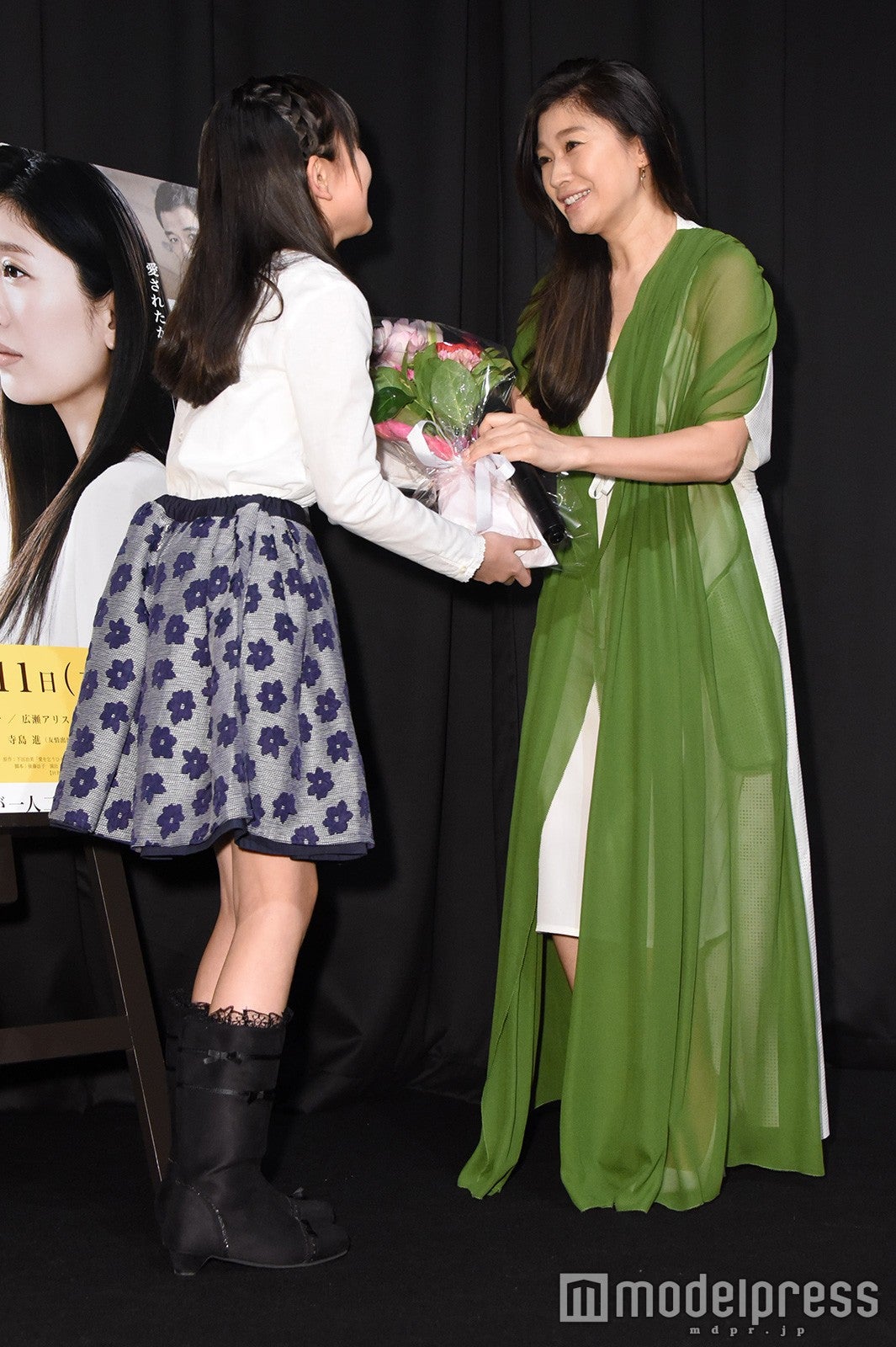 鈴木梨央、篠原涼子（C）モデルプレス