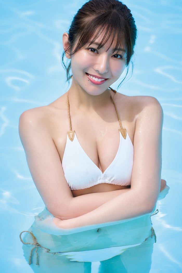 白戸ゆめのアナ、白ビキニ姿で人生初表紙「今までで1番ボディメイクを頑張りました」