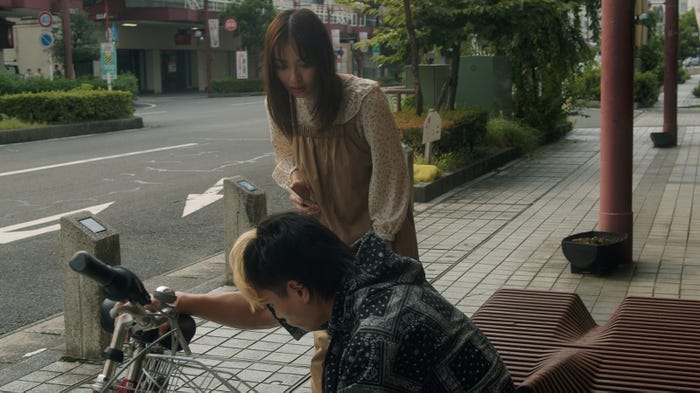 内田理央、鈴木伸之「自転車屋さんの高橋くん」第1話 (C)「自転車屋さんの高橋くん」製作委員会