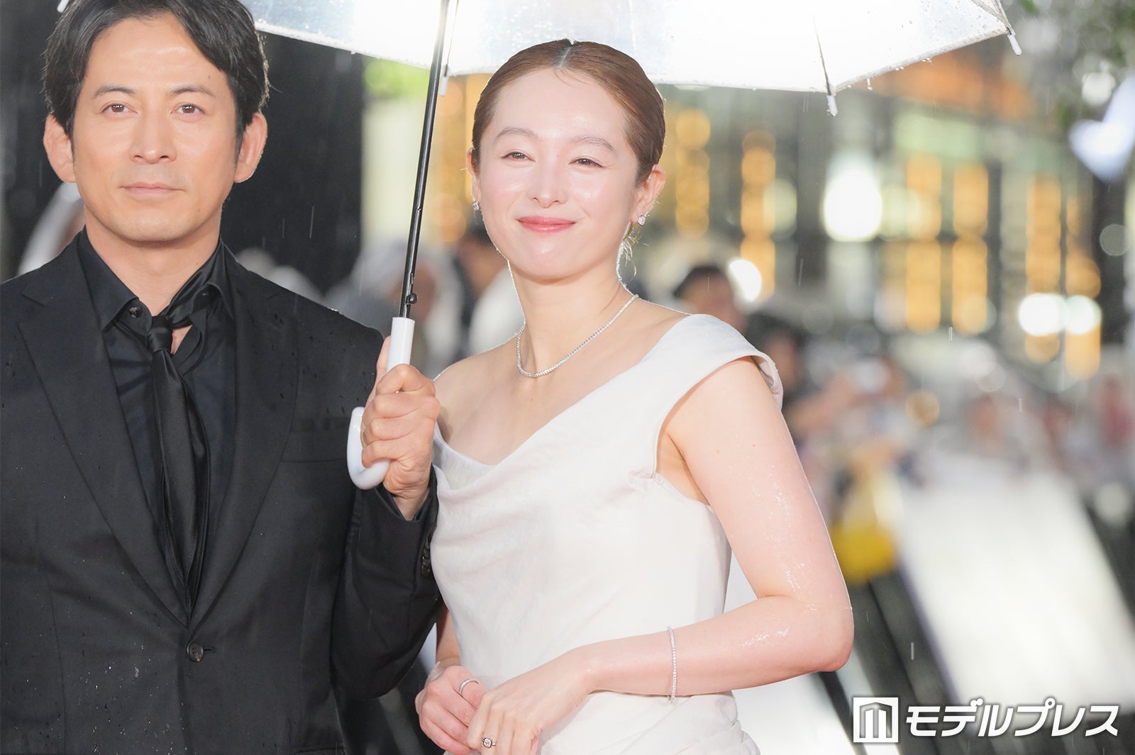 岡田准一、清野菜名（C）モデルプレス