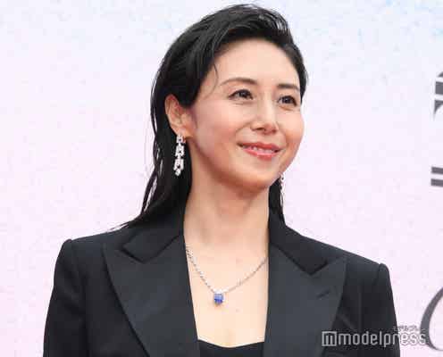 松嶋菜々子、総額3億円超えジュエリー着用 胸元に17カラットのサファイア輝く 【カルティエと日本 半世紀のあゆみ「結 MUSUBI」展 ― 美と芸術をめぐる対話】