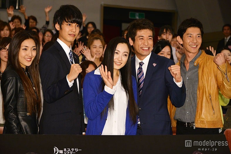 （左から）文音、大野拓朗、仲間由紀恵、佐藤隆太、森岡豊