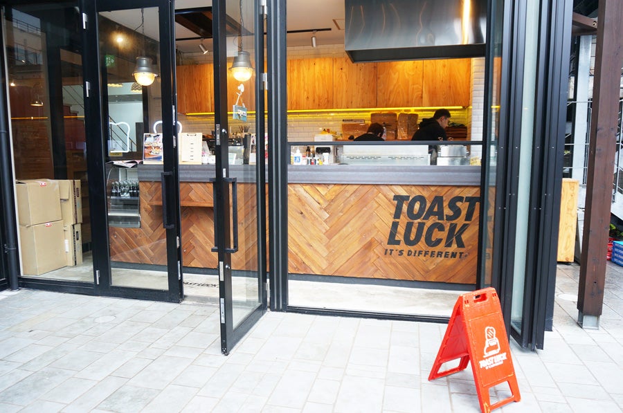 TOAST LUCK店内