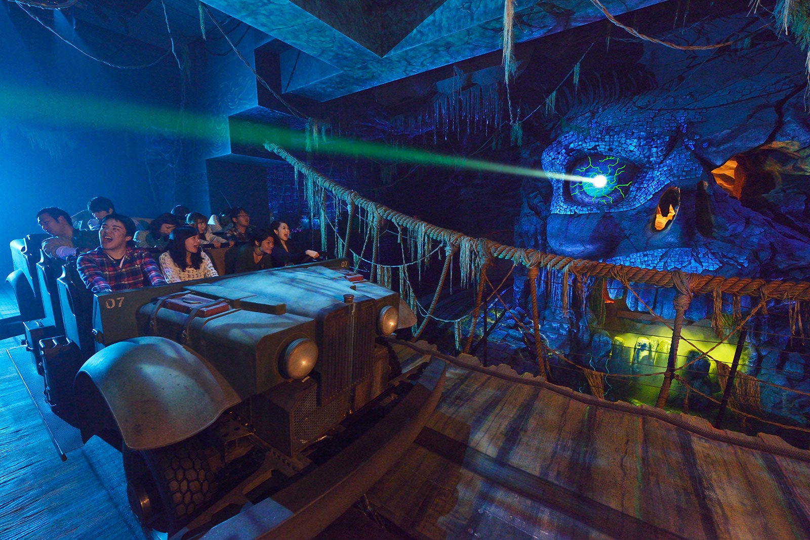 インディ・ジョーンズ・アドベンチャー： クリスタルスカルの魔宮（C）Disney