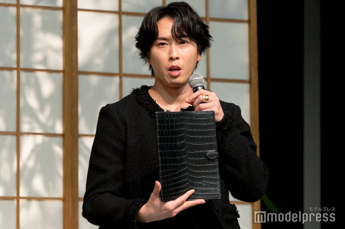 宮舘涼太の常にカバンに入っている台本カバー(C)モデルプレス