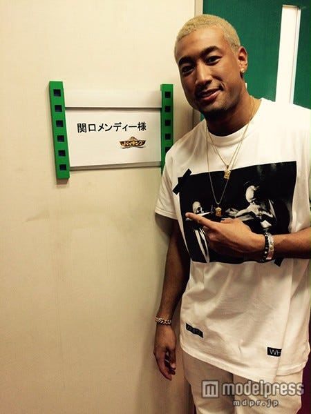 坊主頭で生放送に出演(画像:所属事務所提供)