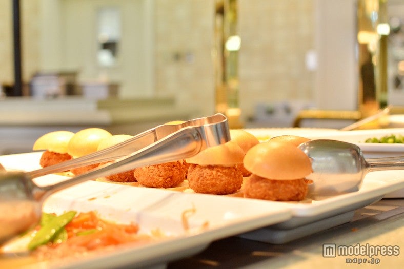 ブッフェ形式で楽しめる／「クリスタルパレス・レストラン」