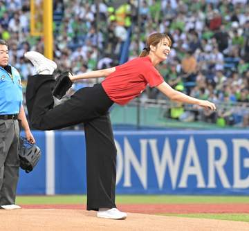 元バレーボール女子日本代表・木村沙織さんが始球式 ノーバンならずも185cm長身映える豪快投球 球場歓声