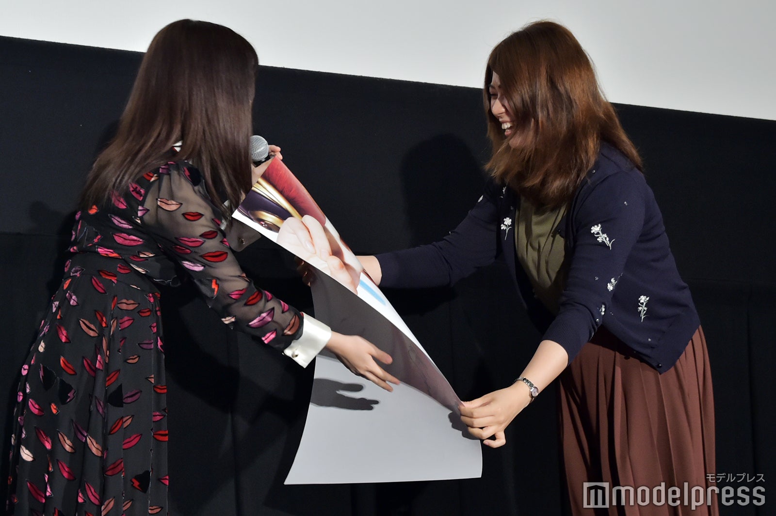 抽選で当選したファンにサイン入りポスターを渡す橋本環奈 （C）モデルプレス