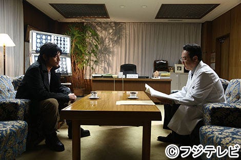 (左から)坂口憲二、三宅正治アナウンサー