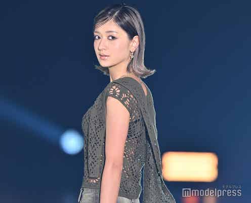 みちょぱ、透かし編みニット×大胆スリットの肌見せコーデで登場【GirlsAward 2025SS】