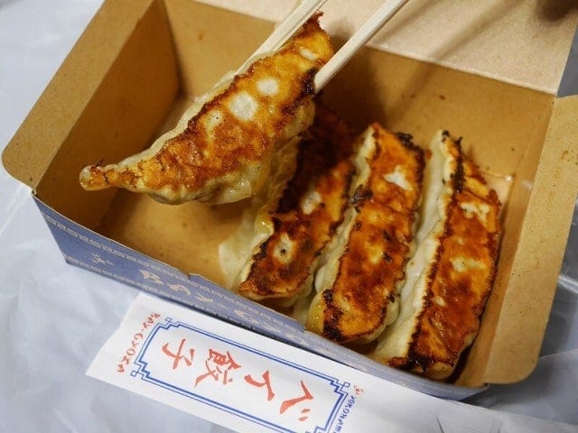 横浜中華街・江戸清との共同開発「ベイ餃子(4個550円)」はジャンボサイズ!(2018年4月25日撮影)