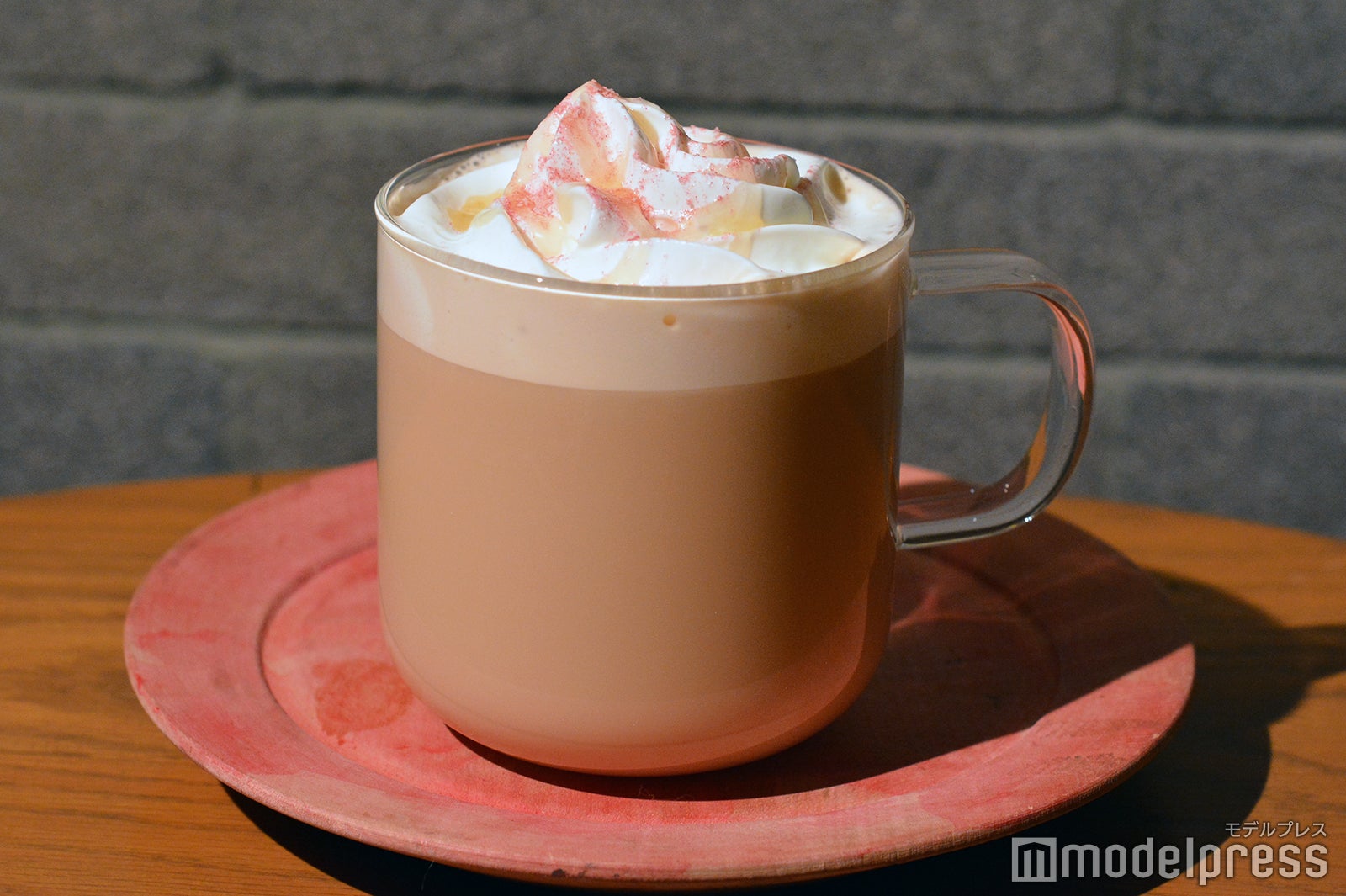 ストロベリー ラベンダー ティー ラテ（C）モデルプレス