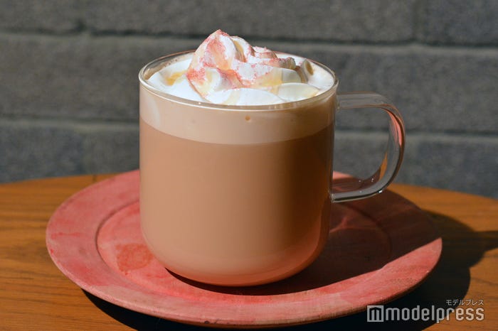 ストロベリー ラベンダー ティー ラテ(C)モデルプレス