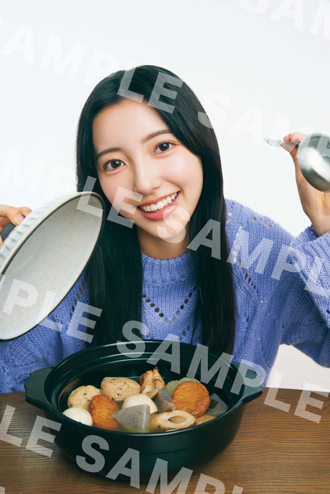 未来屋書店特典 両面フォトカード／小西夏菜実／Photo：Yasutomo Sampei（C）KOBUNSHA