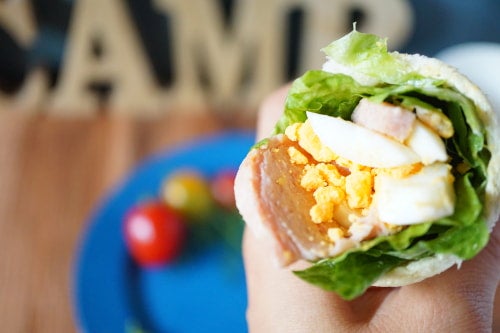 スパムとゆで卵とたっぷりレタスのサンドイッチ