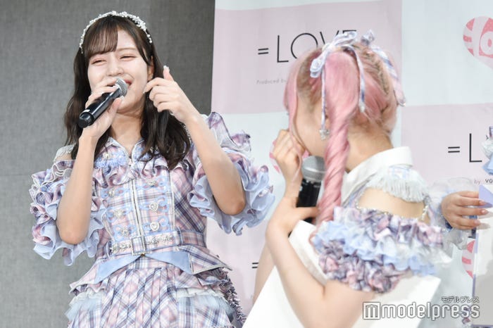 「銀杏を食べる齋藤樹愛羅」のモノマネをする諸橋沙夏(C)モデルプレス