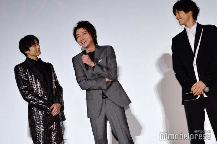 藤原竜也に衣装をツッコまれニヤニヤする新田真剣佑(C)モデルプレス