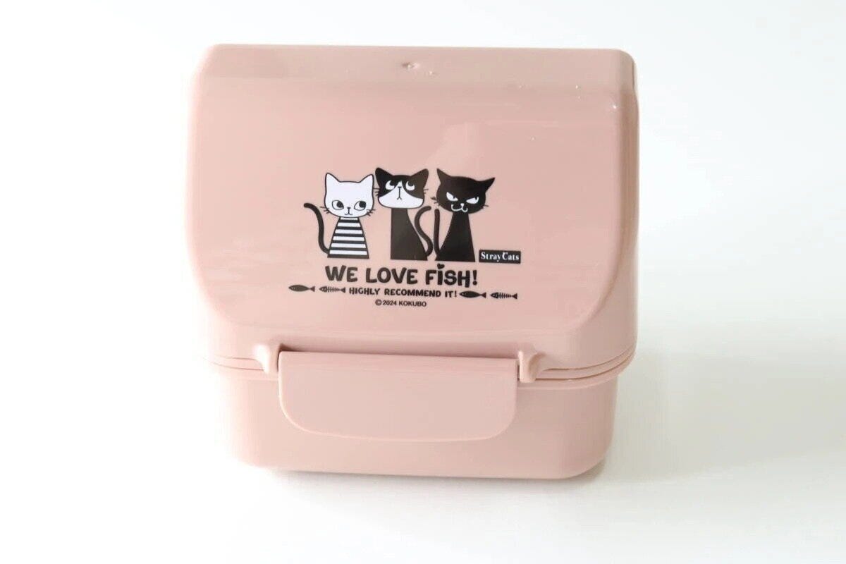 ピンク色の猫柄が可愛いおにぎりお弁当箱の正面