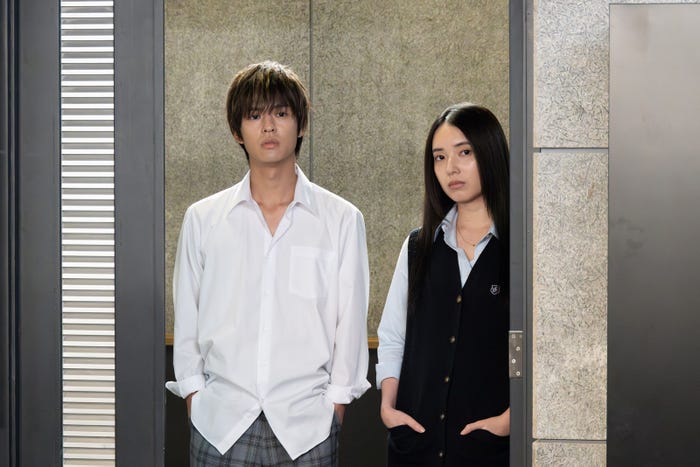 奥野壮、大原梓「ビリオン×スクール」第8話より(C)フジテレビ