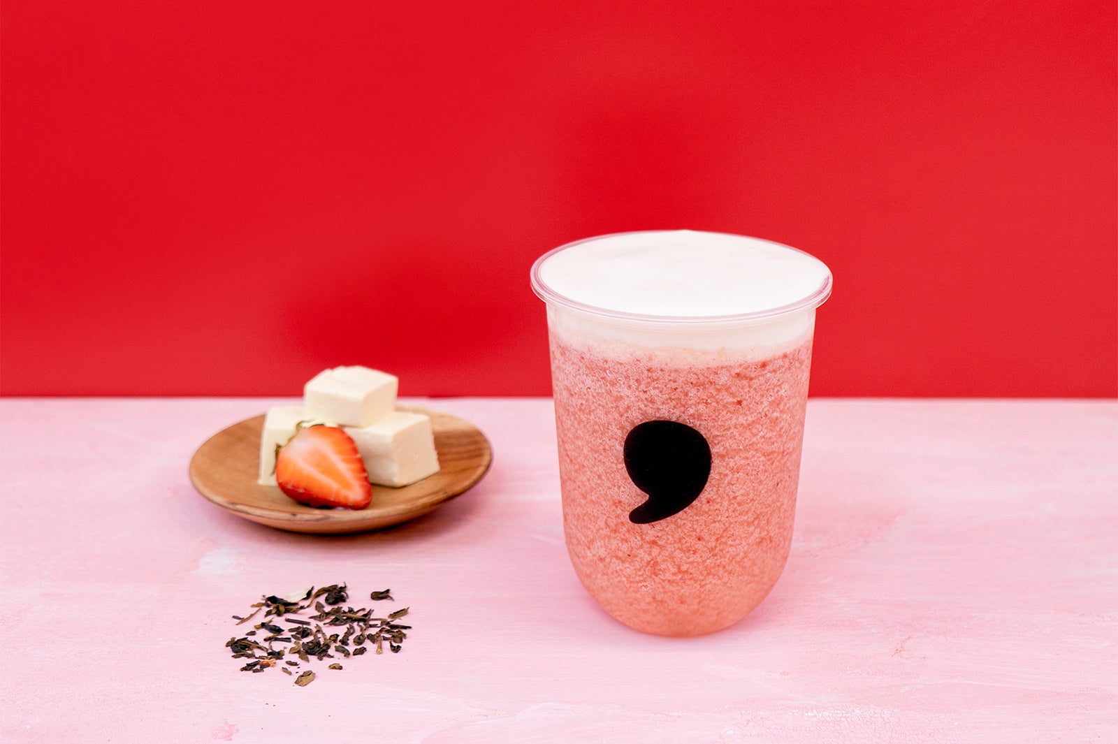 「チーズフォームストロベリーフラッペ」￥570～／画像提供：ティーカンパニー